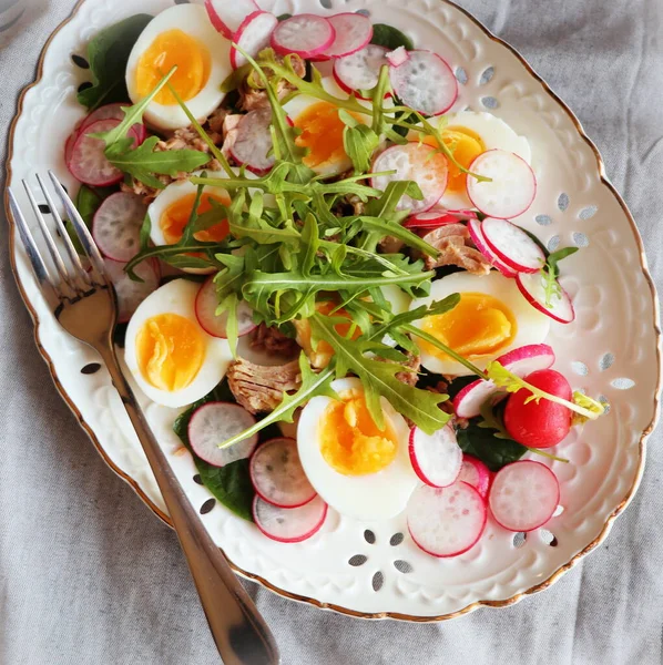 Verse salade met tonijn, radijs, eieren, arugula d op grijze achtergrond bovenaanzicht. Gezond eten. Voorjaarssalade — Stockfoto