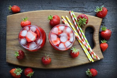 Eski ahşap masada Strawberry 'nin gözlükleriyle serinletici bir yaz içeceği. Üst görünüm .