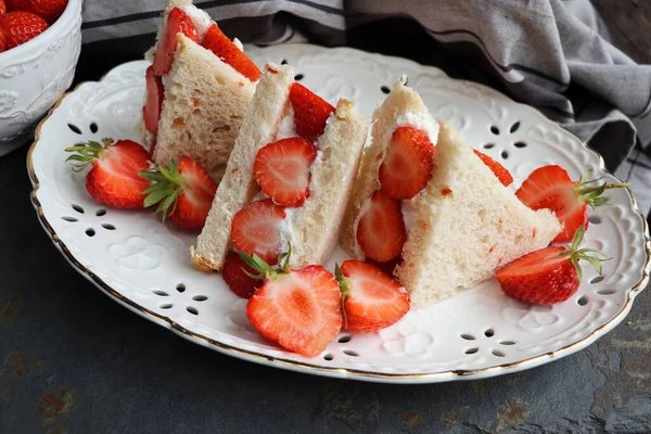 Erdbeer Sandwich Japanisches Dessert Sandwich Mit Sahne Und Fruchtscheiben — Stockfoto