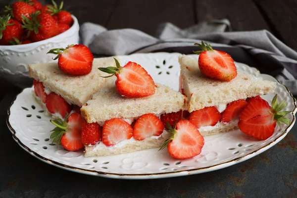 Aardbeien Sandwich Japans Populair Dessert Sandwich Met Room Fruit Slice — Stockfoto