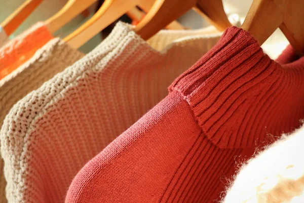 Warme Pullover Auf Einem Kleiderbügel Vor Hellem Hintergrund Herbst Winterkleidung — Stockfoto