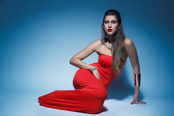Kırmızı elbise uzun saçlı genç seksi kadın