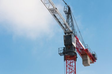 İnşaat kırmızı ve mavi gökyüzü whitecrane
