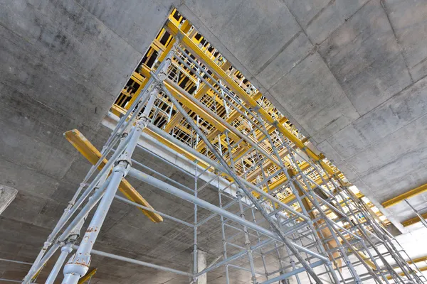 Ampia visuale del ponteggio all'interno dell'edificio — Foto Stock