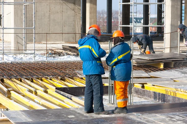 bouwers te bespreken gebouw technologieën in de bouw