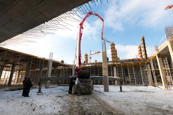 Costruzione preparazione versare calcestruzzo in cassaforma con pompa camion — Foto Stock