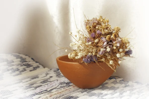 Boeket van eeuwigdurende bloemen in een vaas van klei — Stockfoto