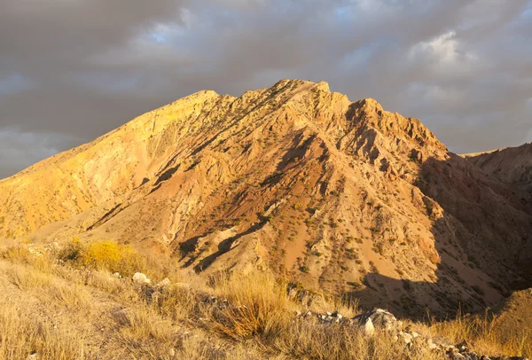 Puesta de sol en las montañas. Paisaje de montaña en Armenia — Foto de Stock