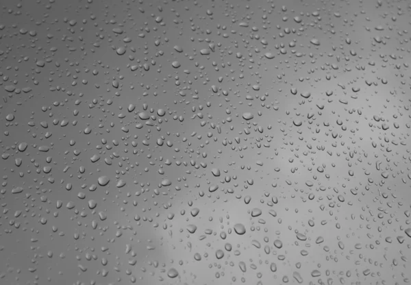 Regentropfen auf einer Fensterscheibe — Stockfoto