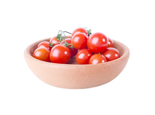 Tomaten in een kleiplaat geïsoleerd op witte achtergrond — Stockfoto