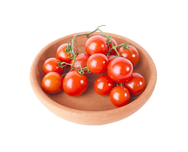 Tomaten in een kleiplaat geïsoleerd op witte achtergrond — Stockfoto