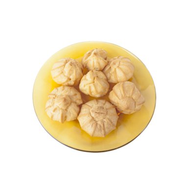 taze küçük eklerleri beyaz arka plan üzerinde izole cam tabak şekli yuvarlak