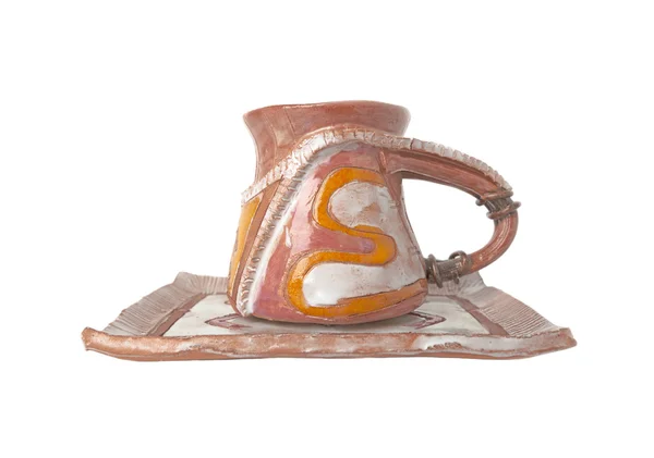 Кубок і блюдце для кави з глини з Етнічні прикраси ізольовані шпалерами білого кольору — стокове фото