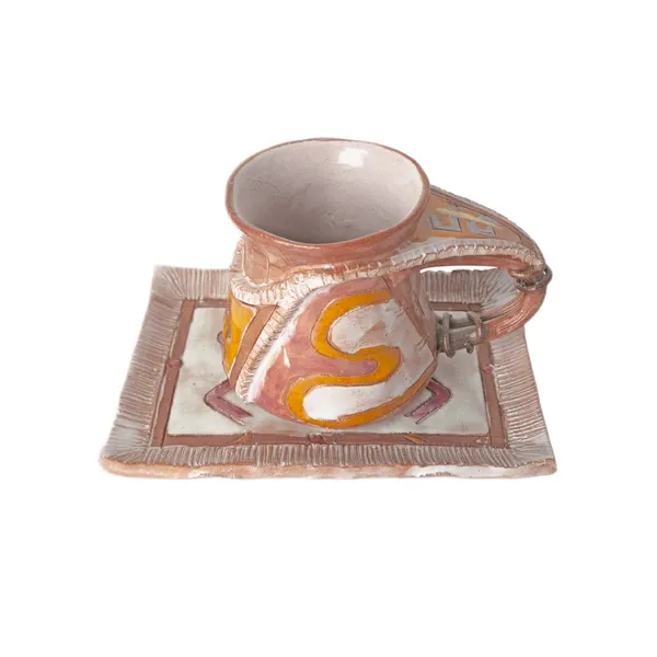 Taza y platillo para café de arcilla con un ornamento étnico aislado sobre blanco —  Fotos de Stock
