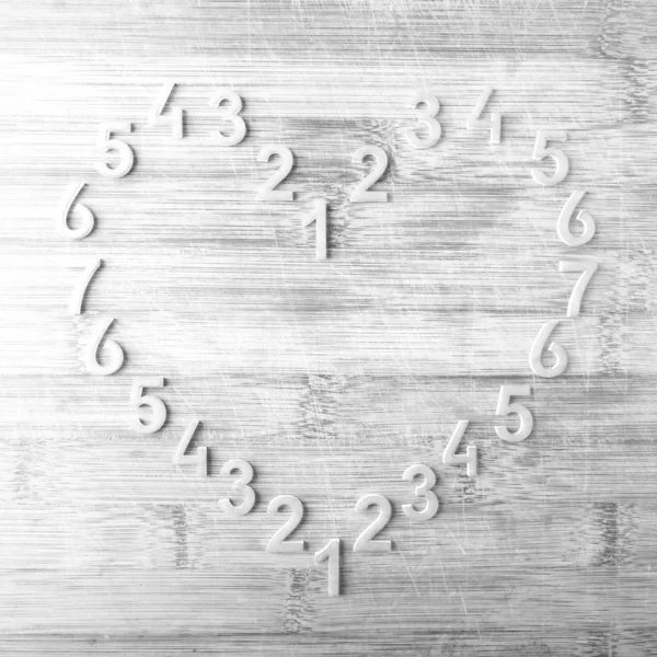 Сердце чисел на деревянном фоне — стоковое фото
