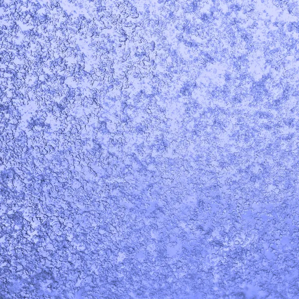 Sfondo bagnato neve bloccato al vetro della finestra in blu Fotografia Stock