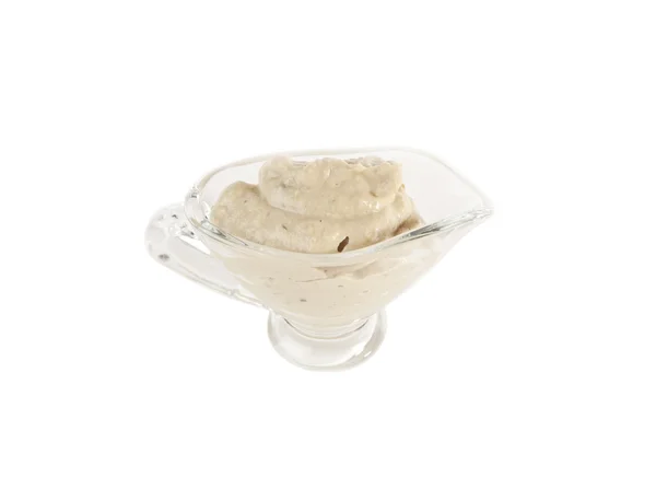 Pasta de berenjena en tazón de vidrio aislado sobre blanco — Foto de Stock