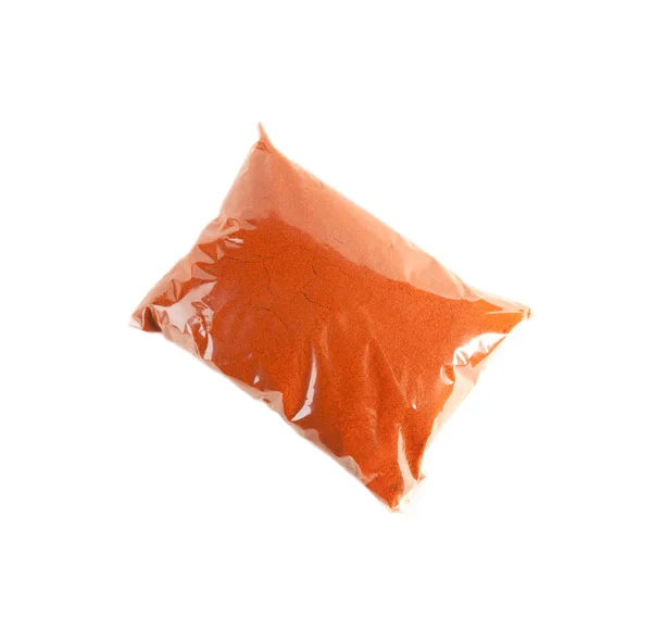 Chilipoeder in het pakket geïsoleerd op witte achtergrond — Stockfoto