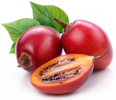 tamarillo meyve yaprakları ile