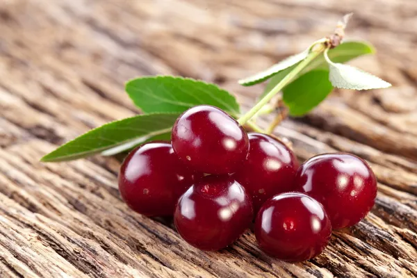 Kirschen mit Blättern — Stockfoto