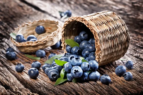 从篮子里拖出蓝莓 — 图库照片