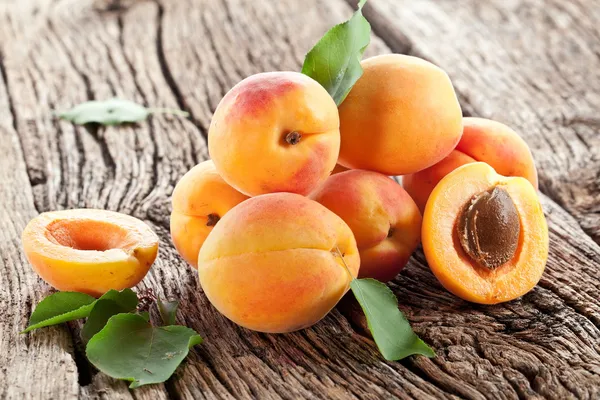 Aprikosen mit Blättern — Stockfoto