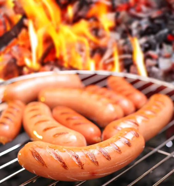 Salsichas em uma grelha. — Fotografia de Stock