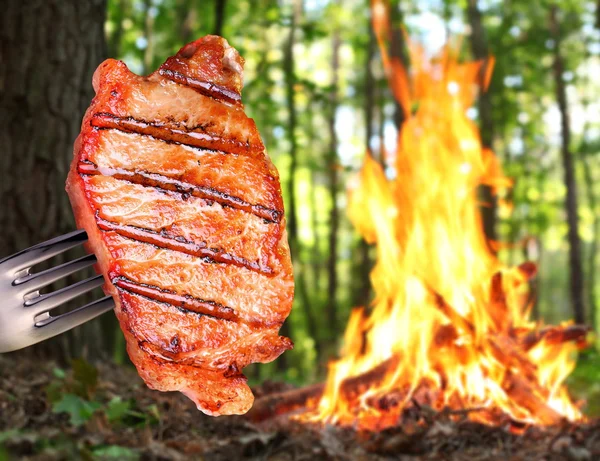Biefstuk op een vork. — Stockfoto