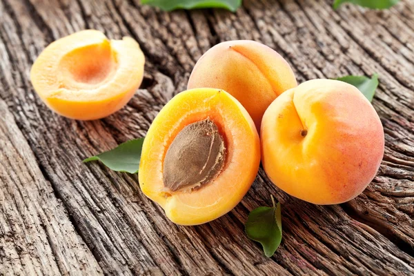 Apricots with leaves — Stock Photo, Image