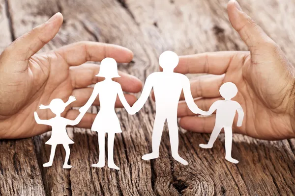 Pappfiguren der Familie auf einem Holztisch. — Stockfoto