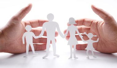 Aile beyaz zemin üzerine karton şekiller.