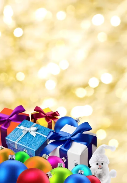 Regalos y bolas de Navidad . — Foto de Stock