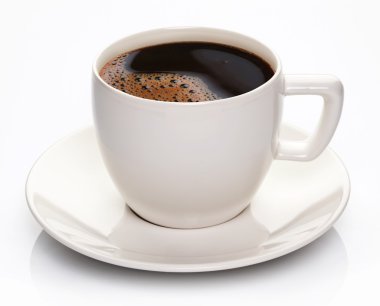 Beyaz arka planda kahve fincanı ve çay tabağı..