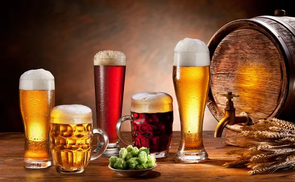 Beer barrel and draft beer by the glass. — Stock Photo, Image