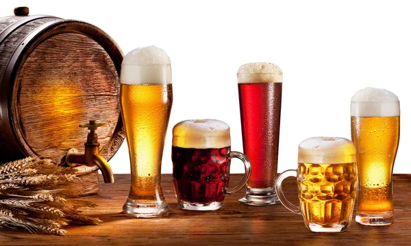 Barile di birra con bicchieri di birra . — Foto Stock