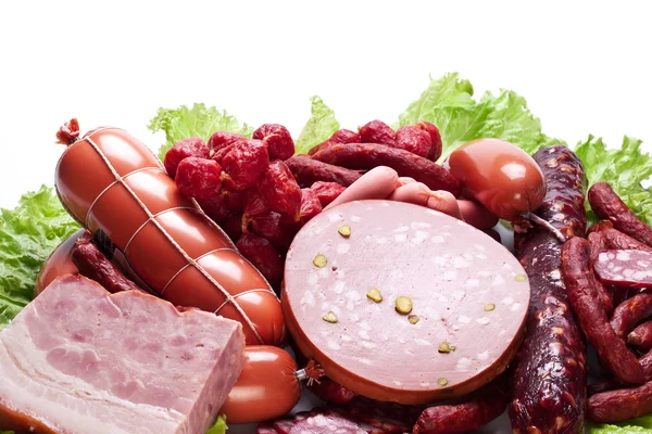 М'ясо і ковбаски на листках салату . — стокове фото