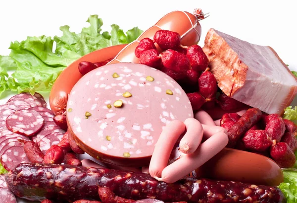 Kött och korv på salladsblad. — Stockfoto