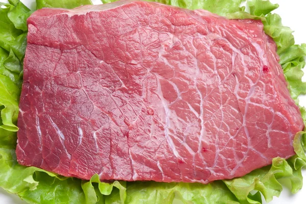 Syrové maso na listech salátu. — Stock fotografie