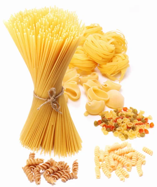 Variations de macaronis italiens isolés sur fond blanc . — Photo