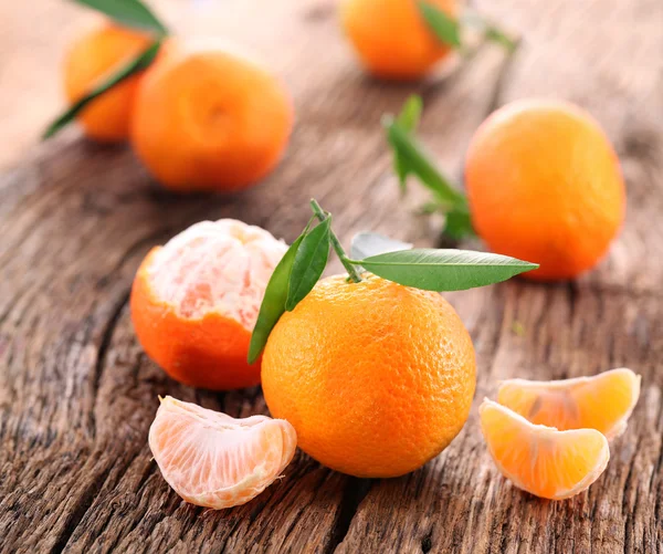 Tangerines with leaves — Stock Photo, Image