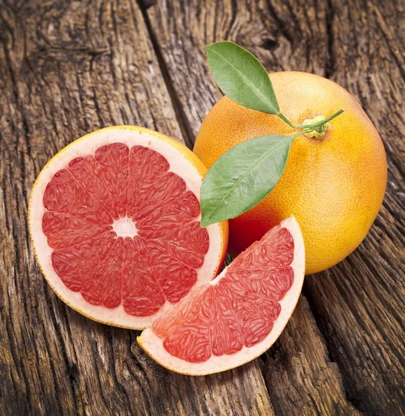 Grapefruity s plátky. — Stock fotografie