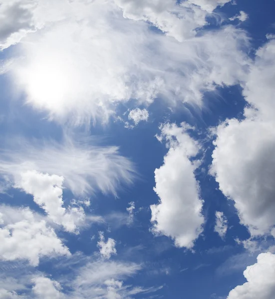 Blauwe lucht met wolken. — Stockfoto