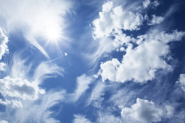Blå himmel med moln och sol. — Stockfoto