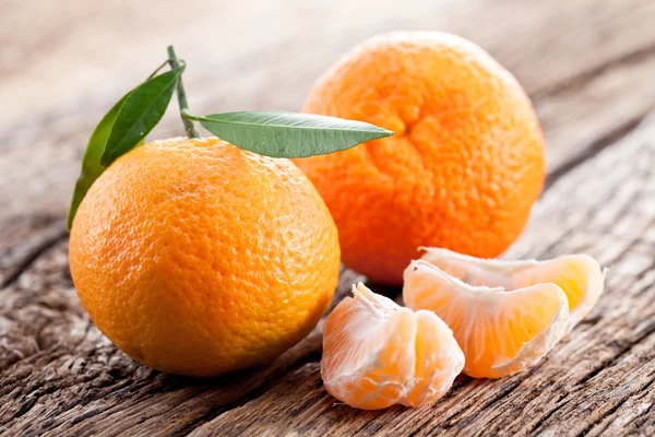 Tangerinas com folhas . — Fotografia de Stock