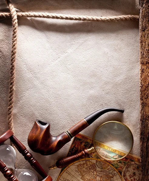 Förstoringsglas på gammalt pergament. — Stockfoto