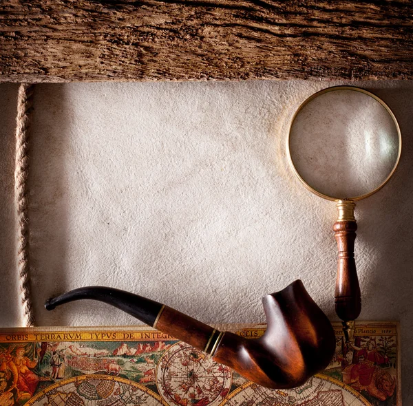 Förstoringsglas på gammalt pergament. — Stockfoto