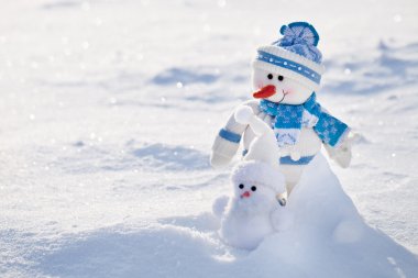 karlı zemin üzerine iki kardan adam.