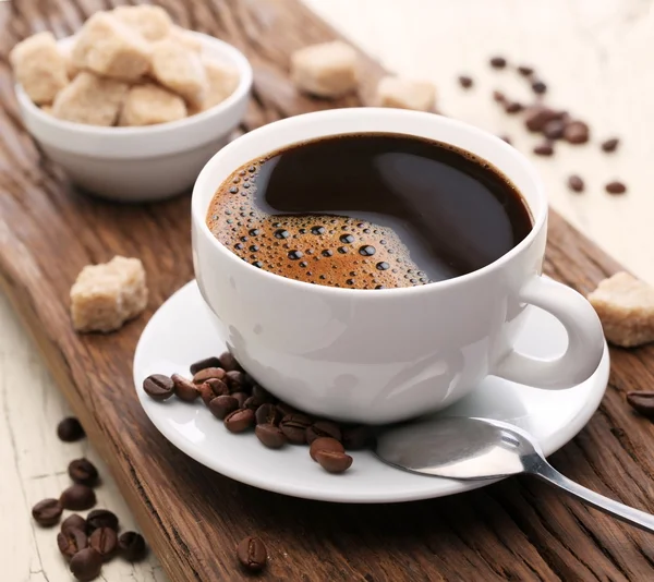 Filiżanka kawy z brązowym cukrem. — Zdjęcie stockowe