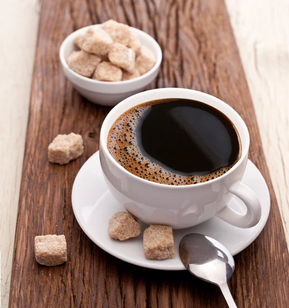 Kopje koffie met bruine suiker. — Stockfoto