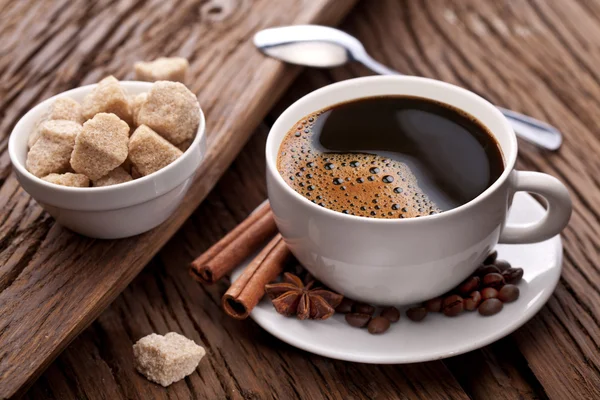 Tasse Kaffee mit braunem Zucker. — Stockfoto